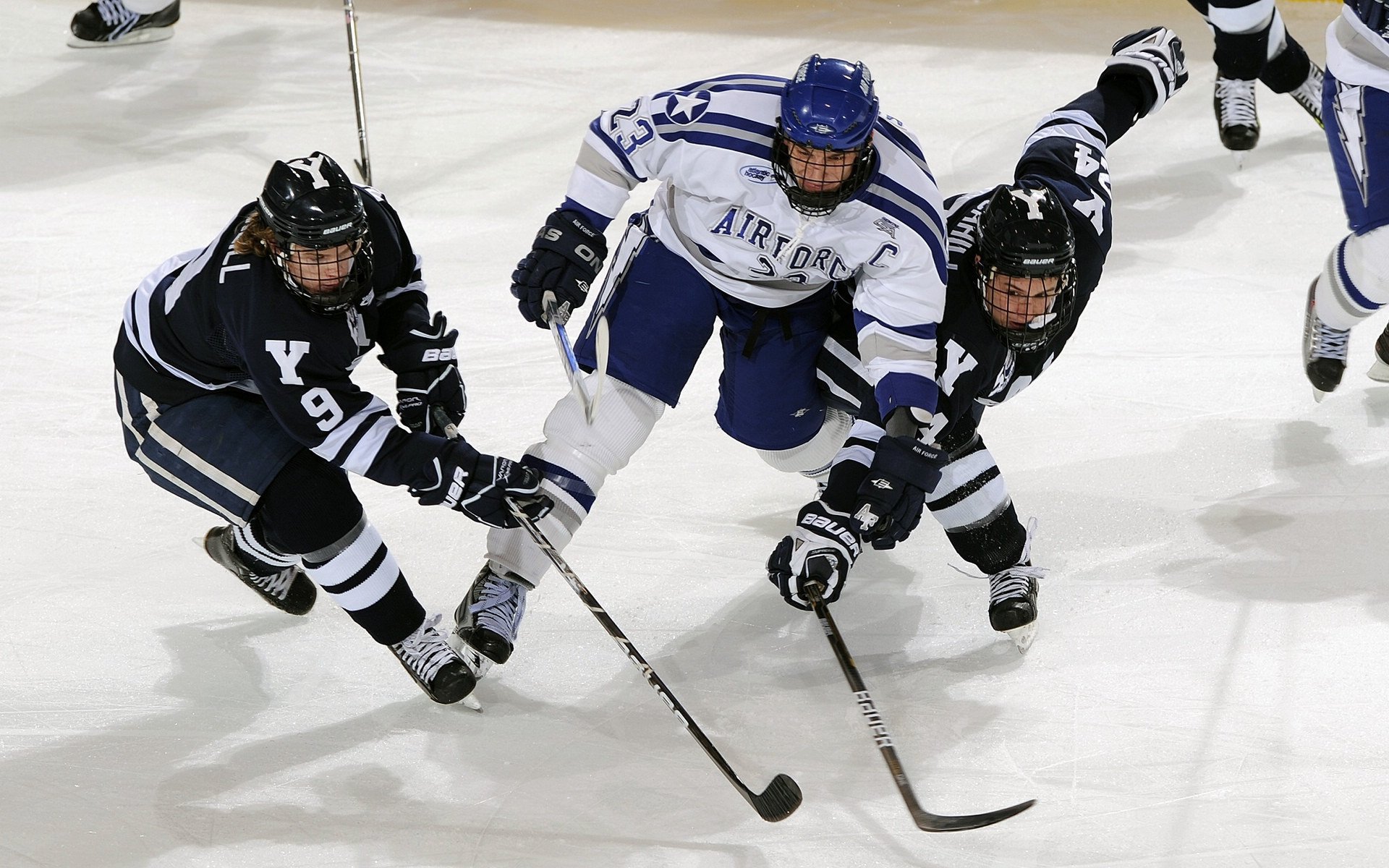 中超联赛引入AI裁判助力，技术赋能提升比赛公正性，中超裁判又出争议判罚